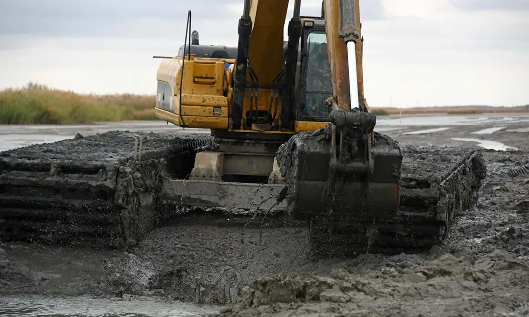 Amphibious Excavator Rental for Flood and Disaster Recovery: A Game-Changer