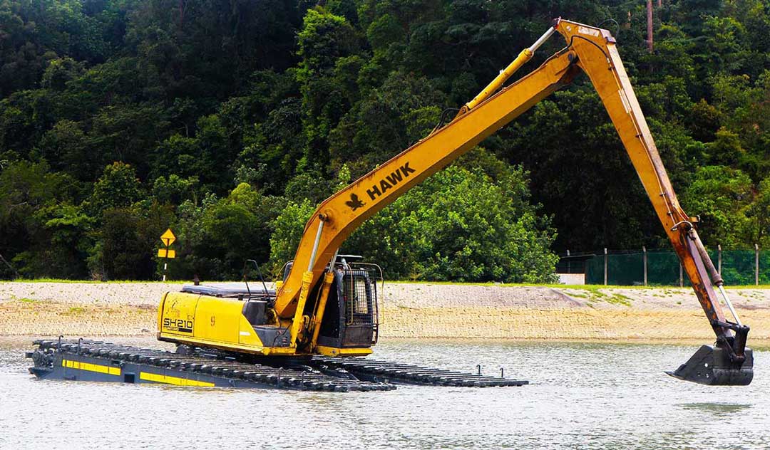 hawk-excavator-amphibious-with-tracks hawk-excavator